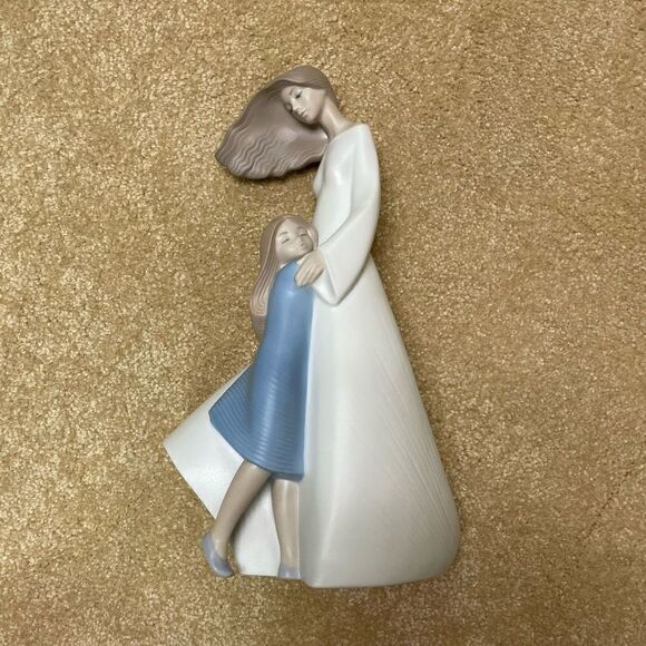 Lladro I love you mom Retired 2017 Porcelain Decorative Figurine - Picture 1 of 4